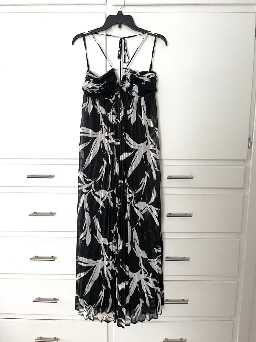 White House Black Market 🆕 Black & White Pleated Halter Maxi Dress size 4 - Picture 5 of 13